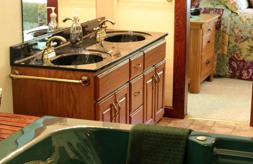 Davisville House | Located In The Foothills Of The Ozarks, Enjoy A Peaceful Setting At The Lodge.