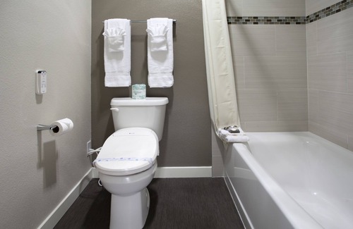 Torrance Hotel | Located In the Heart of Torrance! Easy access to Downton LA! Free Parking