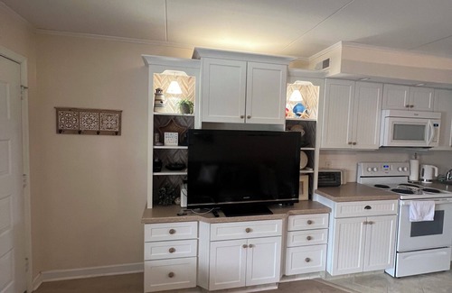 Admiral Estates Condo | Location! 1/2 block to Cape May Beach! Pool, parking, grills, family friendly