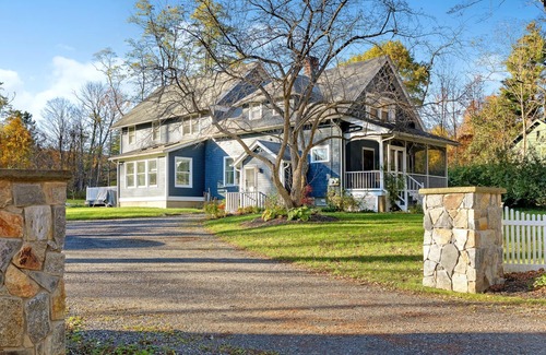 West Stockbridge House | Location! Location! Berkshire Glamour (and comfort) Meets Town And Country