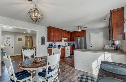 Cullman House | Location! Location! Minutes to all shopping and your favorites restaurant!