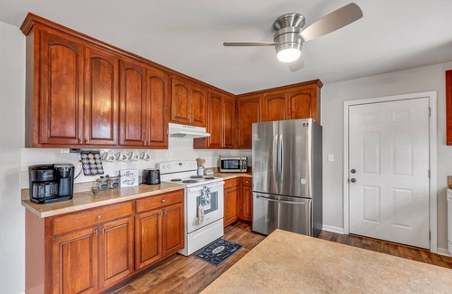 Cullman House | Location! Location! Minutes to all shopping and your favorites restaurant!