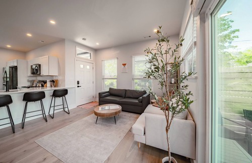 Ohio City House | Location! Modern Ohio City Luxury + 2 King Beds