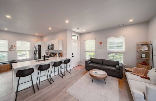 Ohio City House | Location! Modern Ohio City Luxury + 2 King Beds