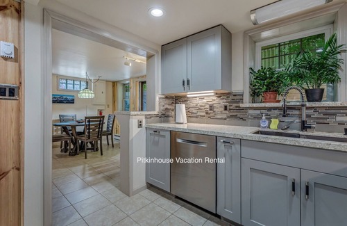 Glenwood Springs Apartment | Location says it all. Glenwood Springs Colorado beautiful one bedroom apartment