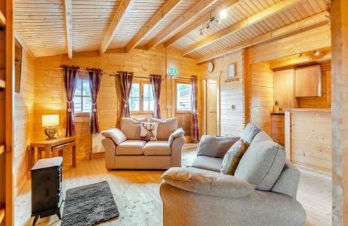 Airdrie House | Lochinvar - Clydesdale Log Cabin with Hot Tub