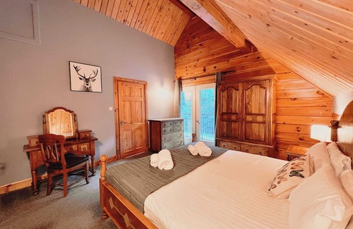 Foyers House | Lochnagar: luxury Loch Ness lodge, hot tub & sauna