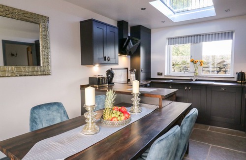 Gargrave Cottage | LOCK VIEW - NORDIC SPA, pet friendly, with hot tub in Gargrave