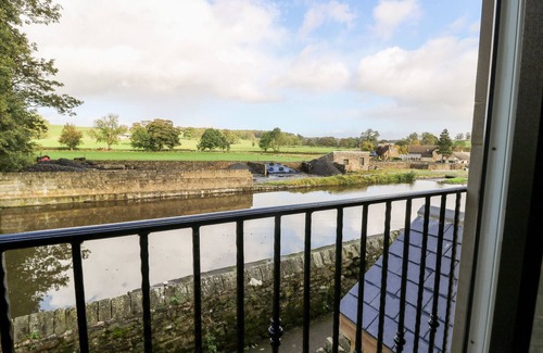Gargrave Cottage | LOCK VIEW - NORDIC SPA, pet friendly, with hot tub in Gargrave