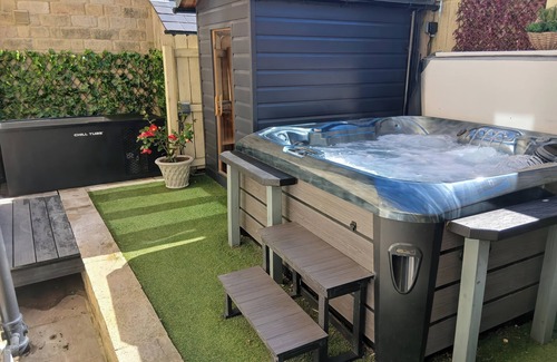 Gargrave Cottage | LOCK VIEW - NORDIC SPA, pet friendly, with hot tub in Gargrave