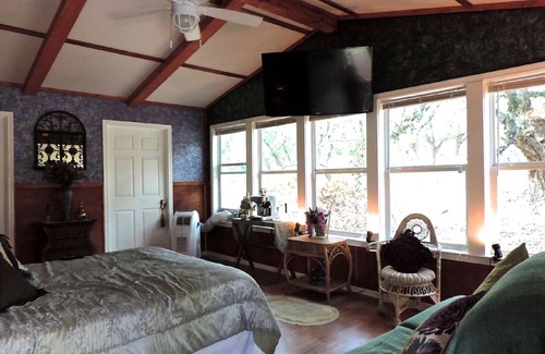 Boerne Cabin | Lodge ∙ 1 bedroom ∙ 4 guests