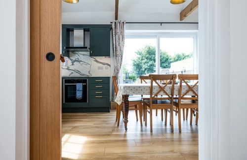 Pevensey House | Lodge Cottage - Farm Estate with Private Lake & Reservoir
