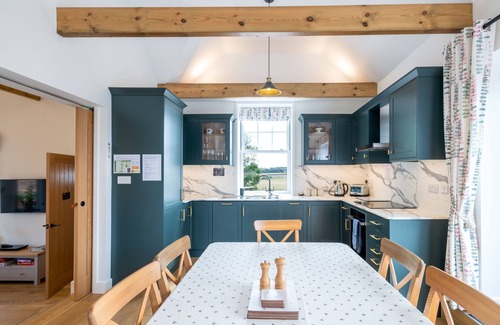 Pevensey House | Lodge Cottage - Farm Estate with Private Lake & Reservoir