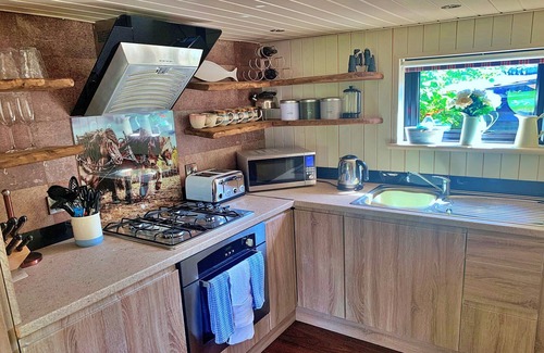 Dartmouth Ski Chalet | Lodge near Blackpool Sands, No deposit