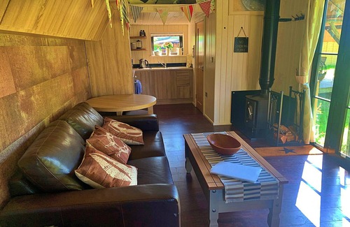 Dartmouth Ski Chalet | Lodge near Blackpool Sands, No deposit
