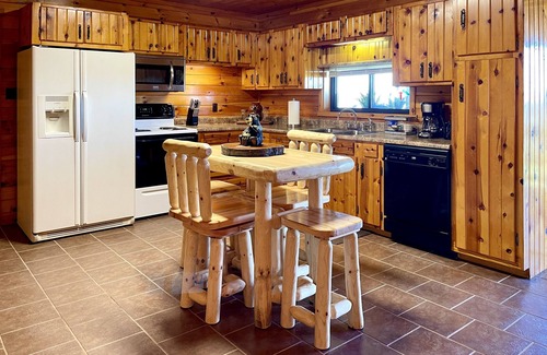 New Plymouth Cabin | Lodge on 100 Secluded Acres in Hocking Hills