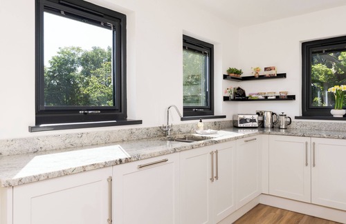 Llanelli House | Lodge with hot tub ! 10 mins to beach