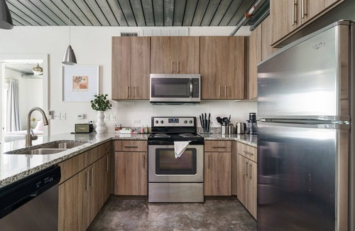 Midtown Apartment | Lodgeur | Cool designer 1BR loft | Midtown