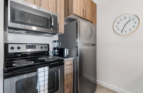 Midtown Apartment | Lodgeur | Vibrant & stylish studio loft | Midtown