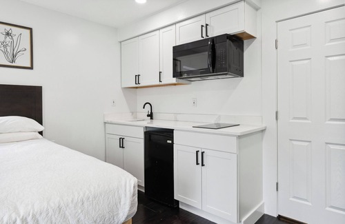 West Philadelphia Apartment | Lodgyy - Chic Double-bed Suite