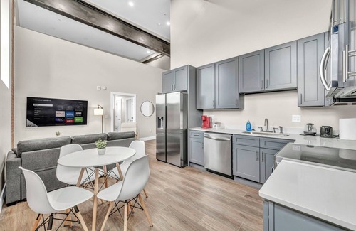 Cleveland Apartment | Loft+2Bd+65"TV+8 Min from DT CLE