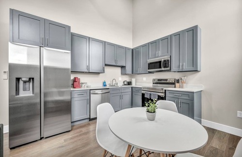 Cleveland Apartment | Loft+2Bd+65"TV+8 Min from DT CLE