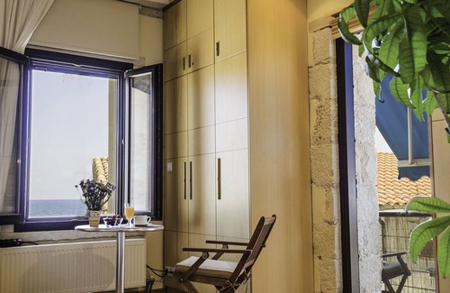 Halepa Villa | Loft Chania, at the water edge with view on the Cretan sea