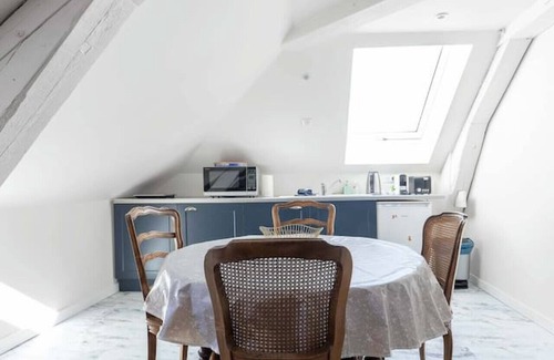 Gannat Apartment | Loft design au centre-ville avec jardin et parking