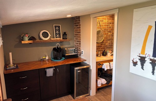 Amherstburg Apartment | LOFT Escape Apartment - Onsite Beach Dock Waterfront Boat Ramp