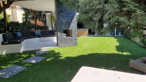 Ujlak Villa | Loft Garden Villa - 4 Br, 3 Ba, Sleeps 10, 7 min to downtown