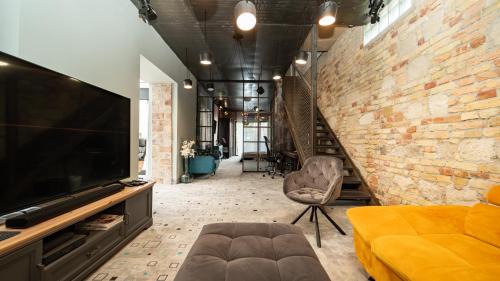Ujlak Villa | Loft Garden Villa - 4 Br, 3 Ba, Sleeps 10, 7 min to downtown