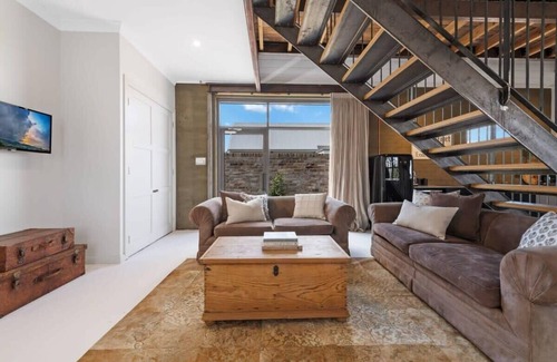 Borenore Apartment | Loft House - On Heifer Station Vineyard, Firepit