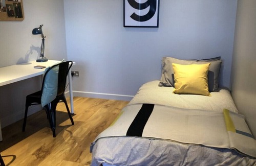 Coventry Apartment | Loft Penthouse + gated parking + 300mbps Wi-Fi