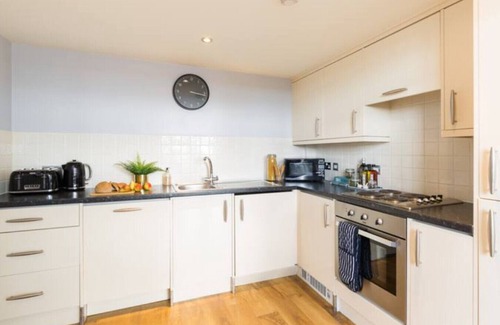 Coventry Apartment | Loft Penthouse + gated parking + 300mbps Wi-Fi