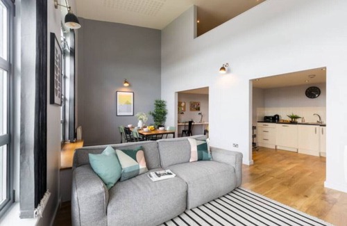 Coventry Apartment | Loft Penthouse + gated parking + 300mbps Wi-Fi