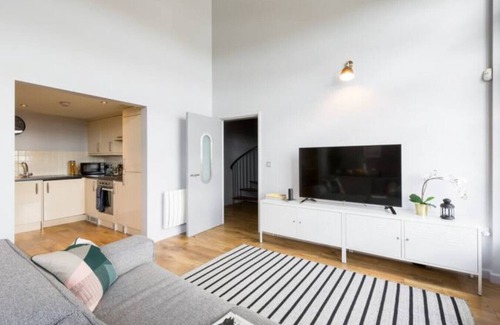 Coventry Apartment | Loft Penthouse + gated parking + 300mbps Wi-Fi