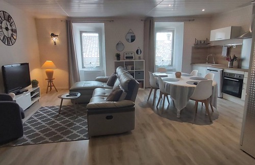 Saint-Martin-de-Bromes Apartment | Loft Refait à Neuf Dans une Ancienne Maison de Village