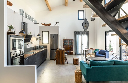 Vernegues House | LOFT VILLAGE HOUSE+AIR CONDITIONING+TERRACE, NEAR THE GOLF COURSE.