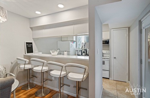 Northwest Hills Condo | Loft w/Pool & Free Parking│Easy Access to Downtown│Rooftop Lounge