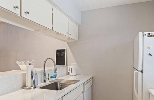 Northwest Hills Condo | Loft w/Pool & Free Parking│Easy Access to Downtown│Rooftop Lounge
