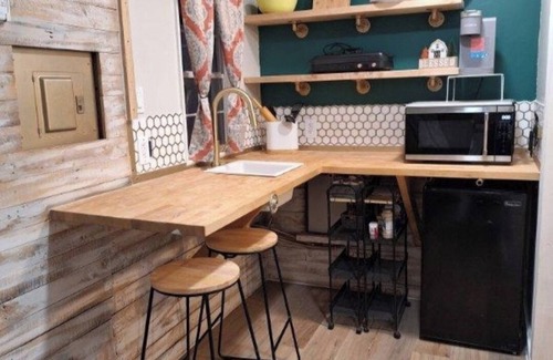Globe House | Lofted Barn on Mini Farm with AC and WiFi in Globe