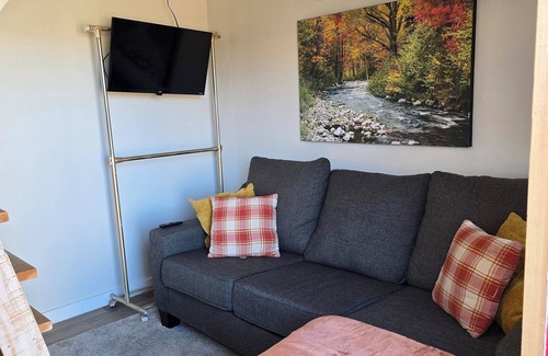 Globe House | Lofted Barn on Mini Farm with AC and WiFi in Globe