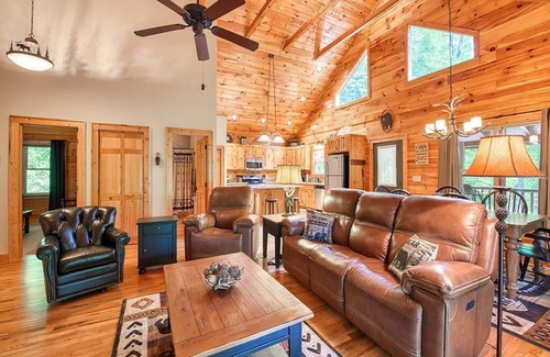 Waynesville Cabin | Log Cabin in a Gated Community! WIFI. Fire Pit w/wood provided! Pet-friendly
