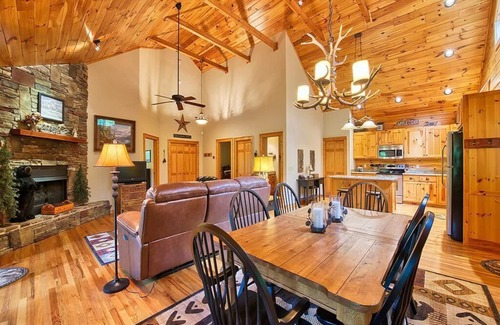 Waynesville Cabin | Log Cabin in a Gated Community! WIFI. Fire Pit w/wood provided! Pet-friendly