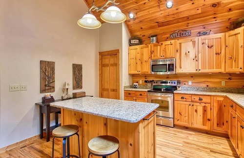 Waynesville Cabin | Log Cabin in a Gated Community! WIFI. Fire Pit w/wood provided! Pet-friendly