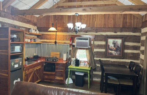 Lindale Cabin | Log Cabin in Woods W/Trail & Scavenger Hunt Wood Fireplace, Lindale Canton Tyler