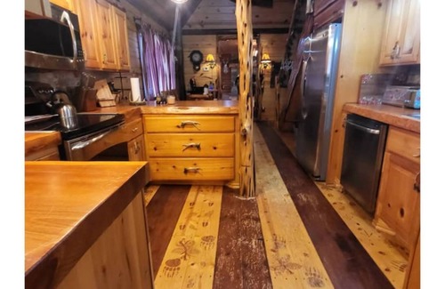 Saint Joe Cabin | Log cabin on 9 acres. Perfect for a winter retreat or summer trip to the river.