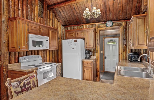 Florence Cabin | Log Cabin on Lake Emily + Near ATV Trails, w/trailer parking and Kayaks!