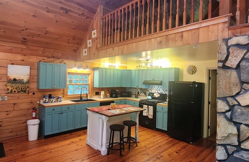 Tarheel Cabin | Log Cabin - Secluded 5 Acres - 5 min to Historic Downtown Murphy