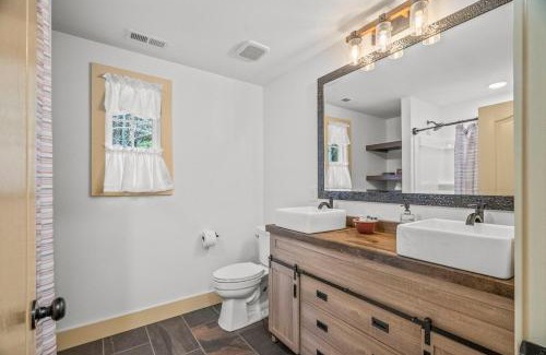 Joelton House | Log Cabin Sleeps 6 Woodsy Retreat!